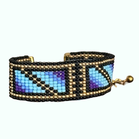 Hand crafted beaded blue geometric Native American inspired adjustable bracelet - Picture 5 of 11